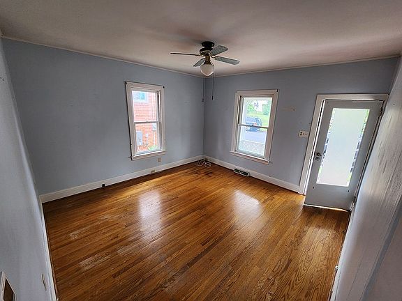 3rd image of 707 Market St