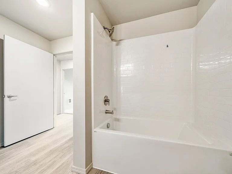 Leasing Special: $500 off 1 Month's Rent plus $1000 Standard Security Deposit! — Photo 35