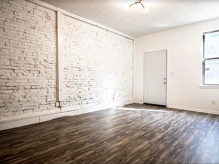 415 E Carson St — Photo 11