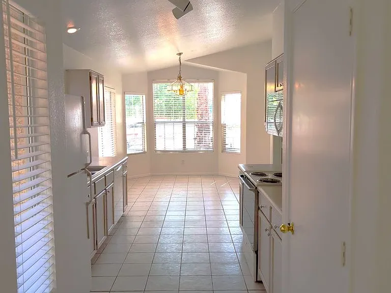 2450 S Apache Dr — Photo 4