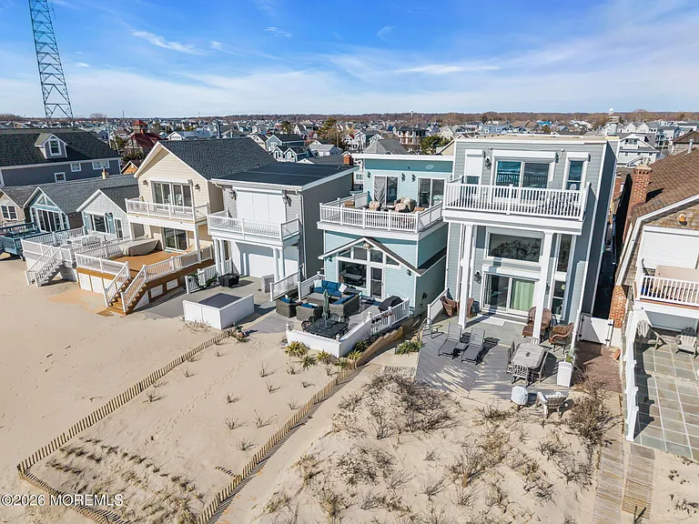 55 Beach Front — Photo 47