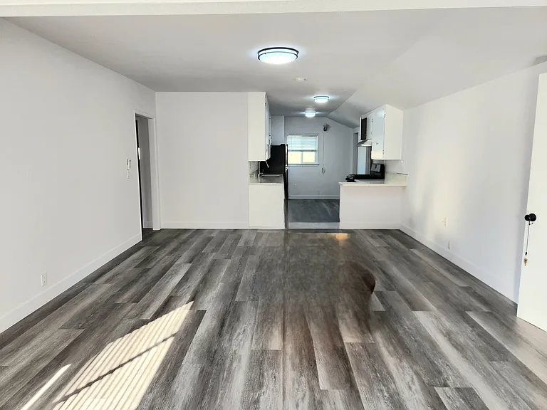 1803 S Van Ness Ave — Photo 3