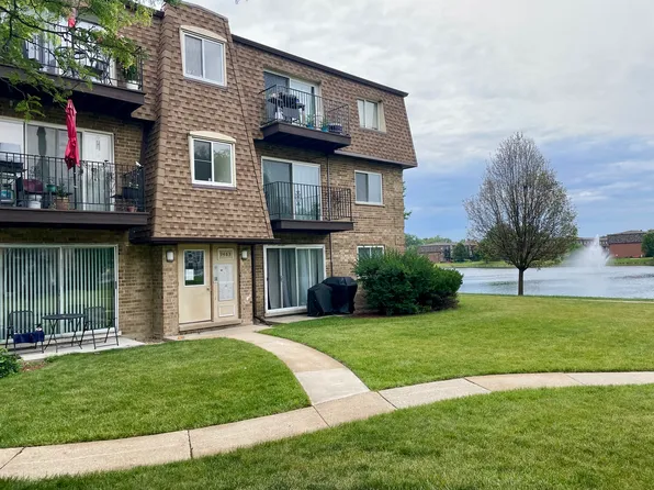 9463 Bay Colony Dr APT 2S, Des Plaines, IL 60016