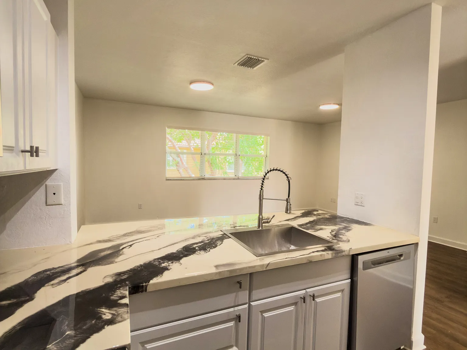3 bed, 1062 sqft, $2,150 — Photo 3