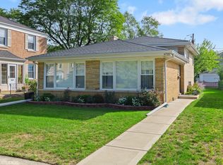 6715 N Avers Ave, Lincolnwood, IL 60712