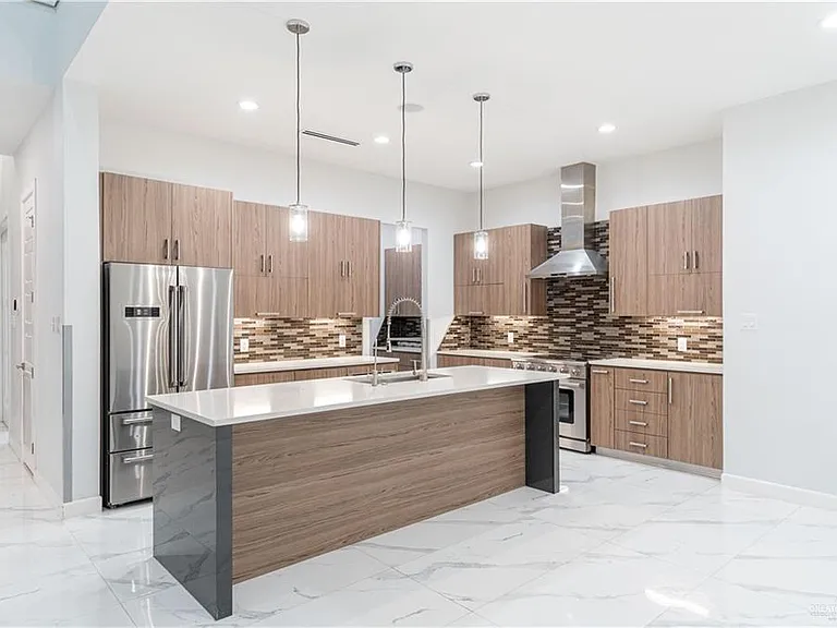 2416 S Thames Dr — Photo 10