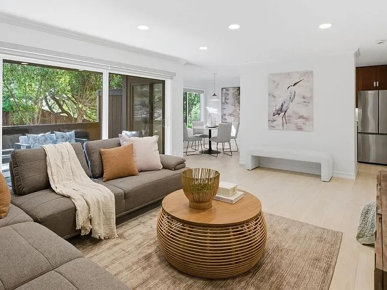 3335 La Mesa Dr — Photo 2