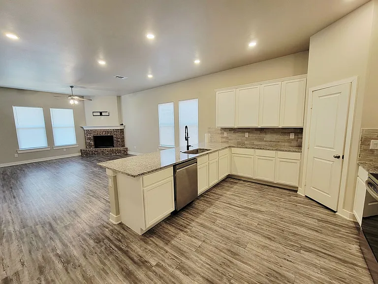 3316 Viola Ave — Photo 4