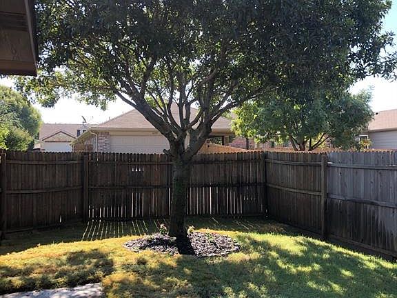 4th image of 2212 Preston Ln