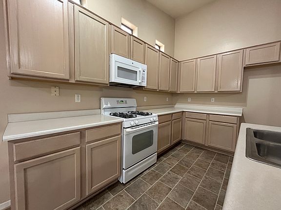 5th image of 3132 S Chatsworth Cir