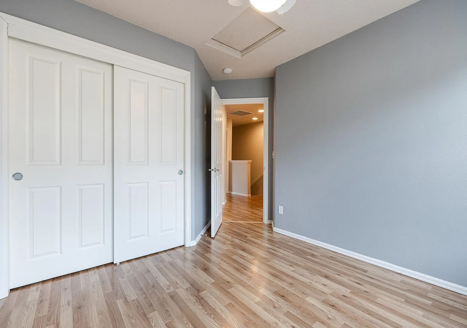 Lovely and bright townhouse with a hard wood flooring throughout, a 2 car garage, AC & more! — Photo 2