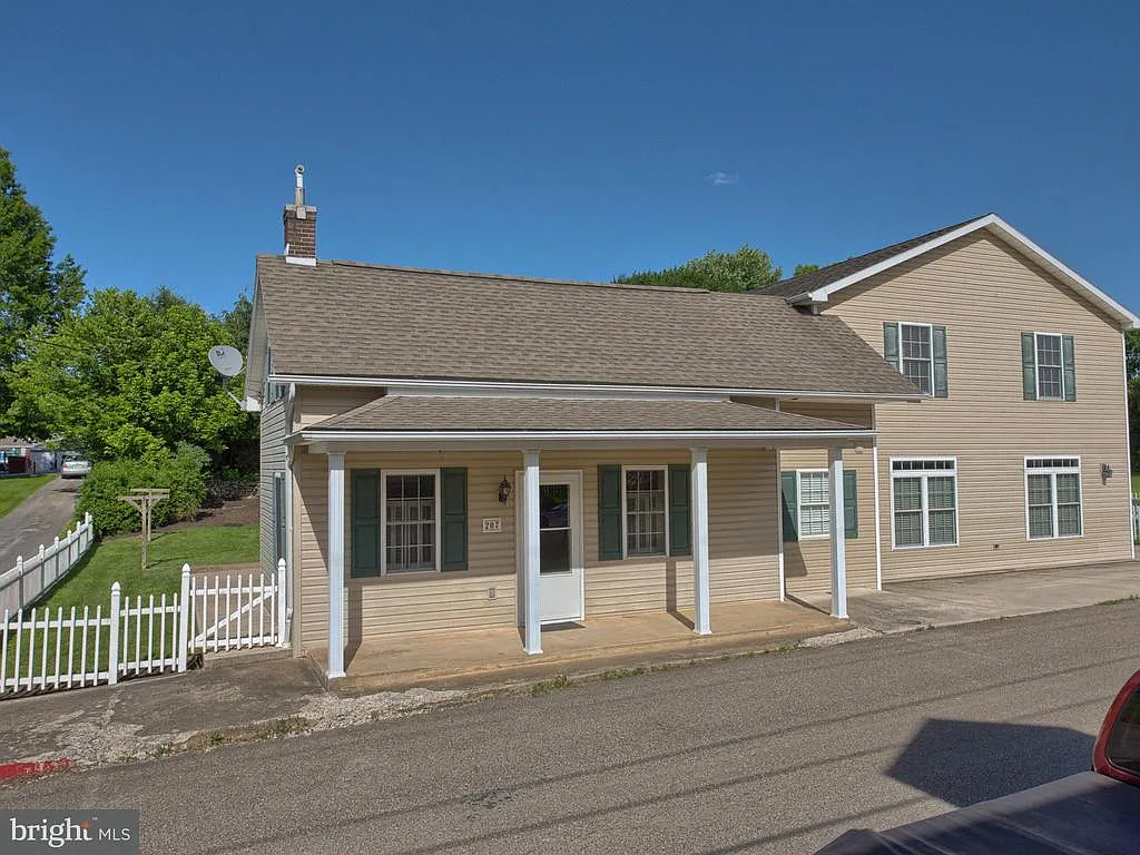 207 S Hall St photo 1