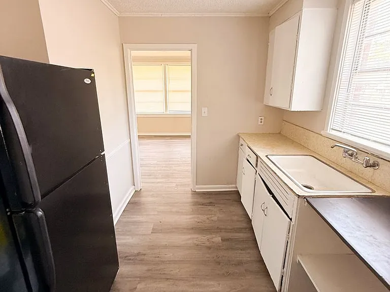 2111 Robin St — Photo 3