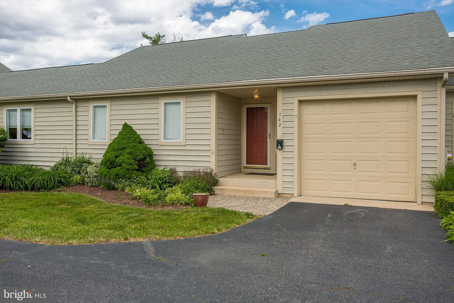 142 Lakeside Dr photo 1