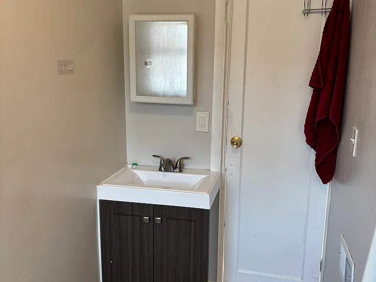 243 Niagara St #2 — Photo 6