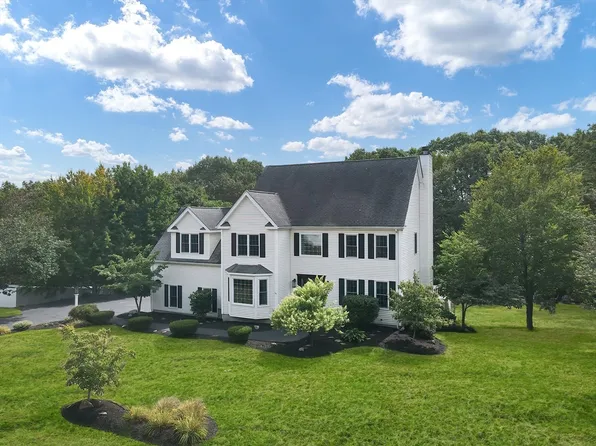 17 Harmony Trl, Hopedale, MA 01747