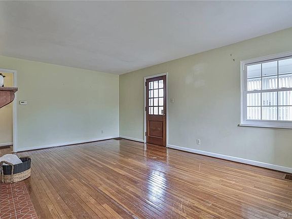 4th image of 1049 Broadmoor Dr