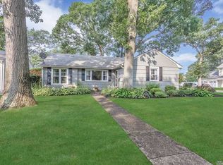 128 Cadman Ave, Babylon, NY 11702