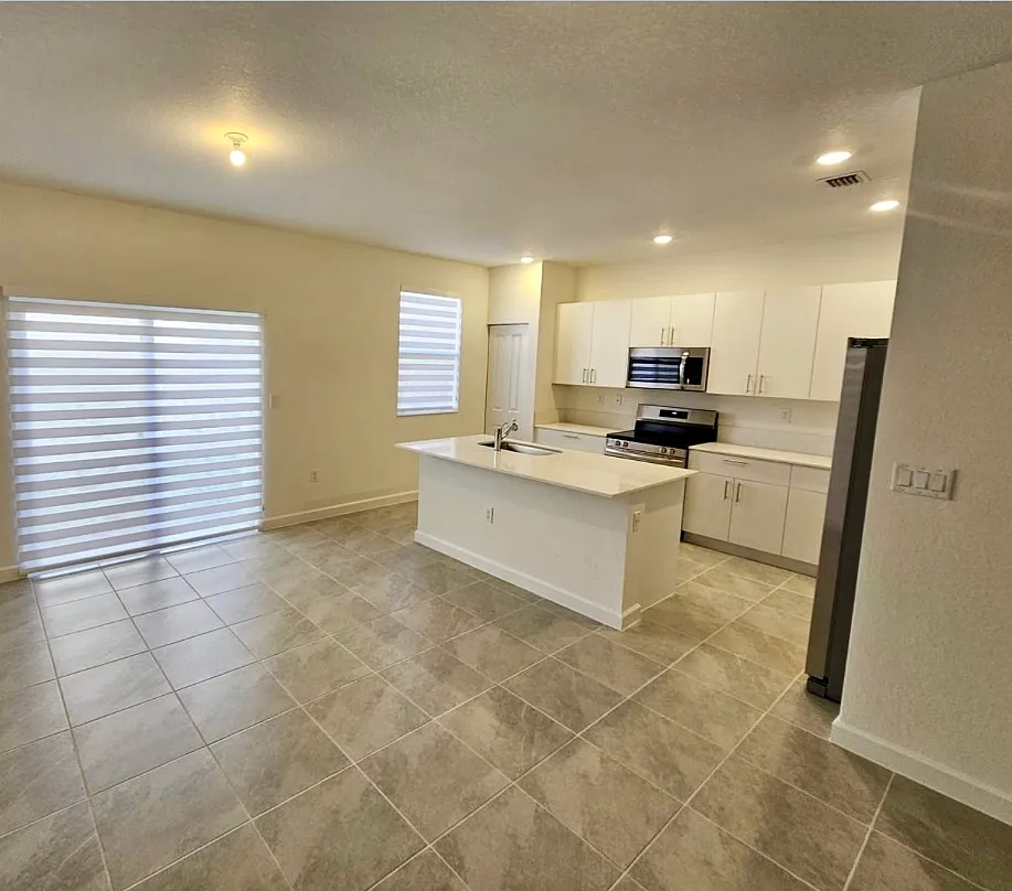 3 bed, 1220 sqft, $2,500 — Photo 1