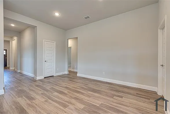 204 Rosewood Dr — Photo 5