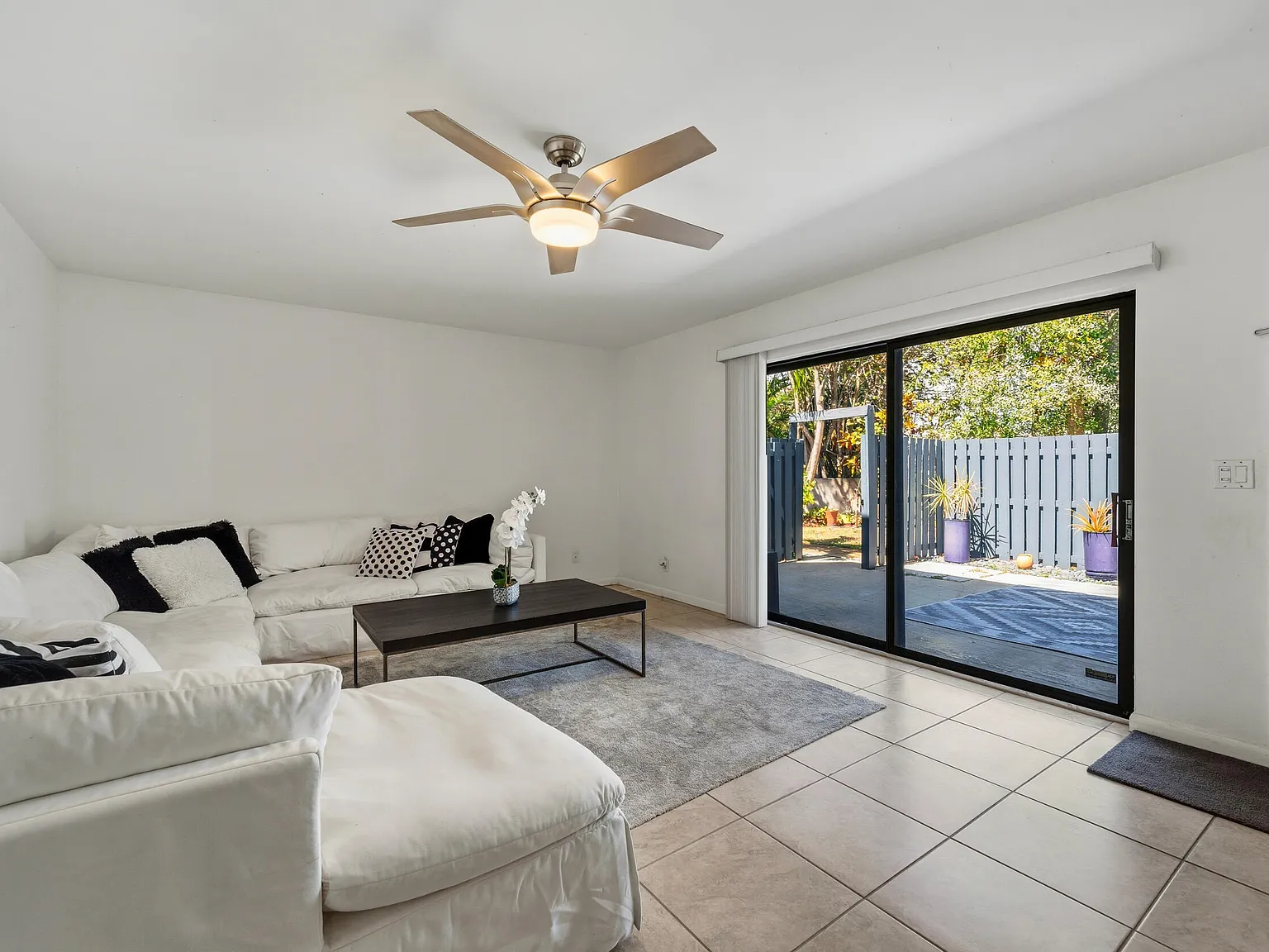 2 bed, 2.5 bath, 1400 sqft, $2,100 — Photo 4