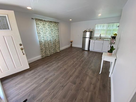 3rd image of 6517 Gazette Ave