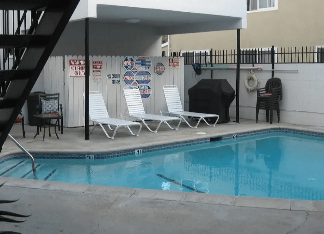 Alameda Court — Photo 2