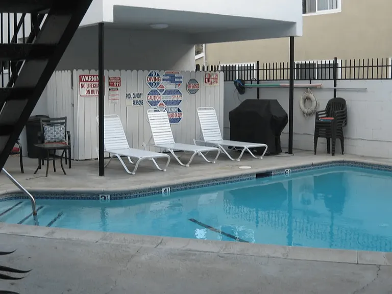 Alameda Court — Photo 2