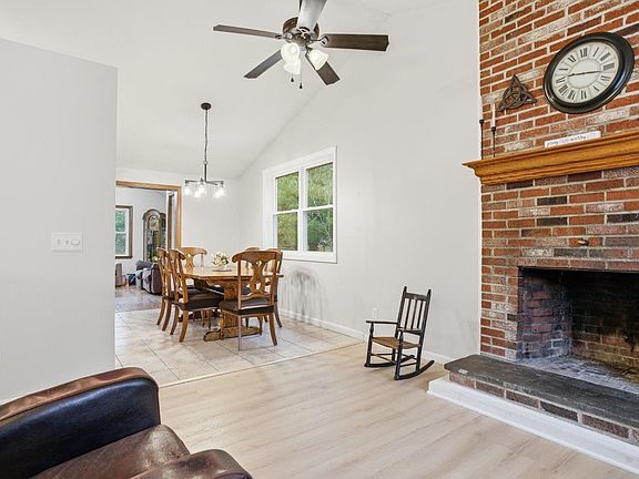 3rd image of 21 W Chamberlain Road