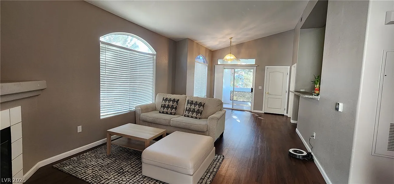 2 bed, 2.0 bath, 1042 sqft, $1,600 — Photo 2