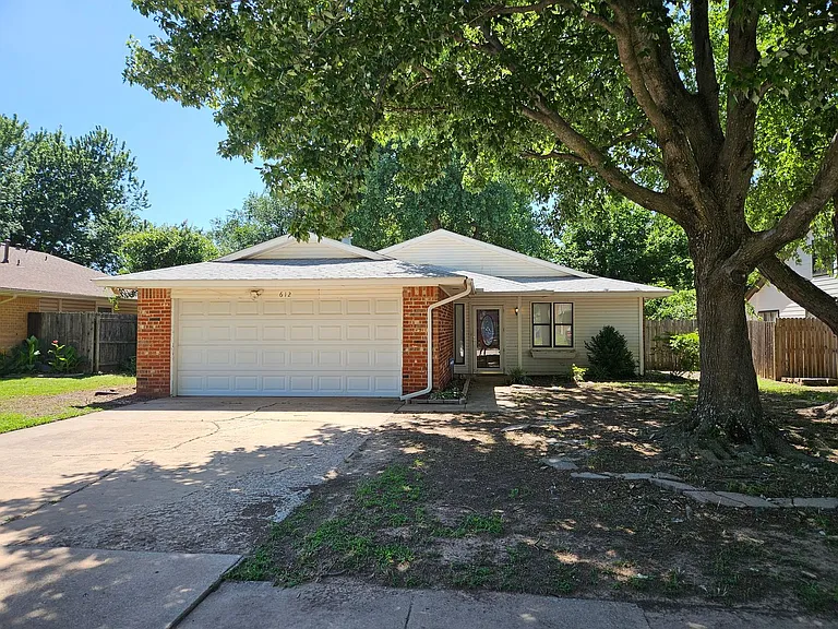612 Springwood St — Photo 1
