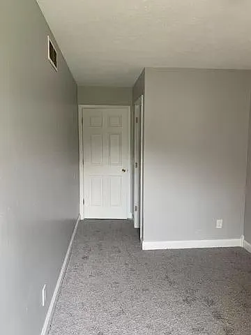 10625 Hathaway Ave photo 1