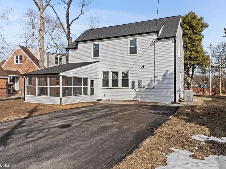 602 S Hammonds Ferry Rd — Photo 3