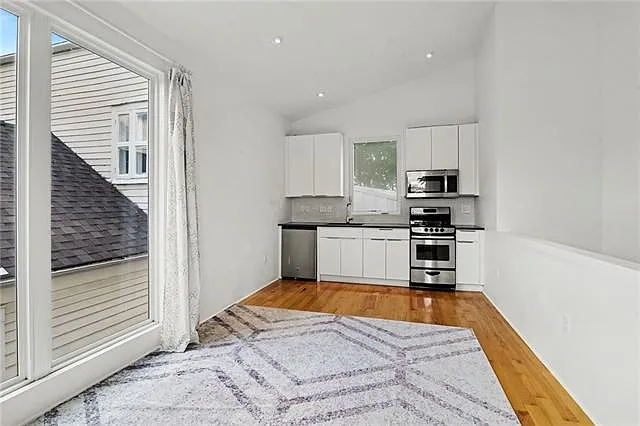 1 bed, 1.0 bath, 733 sqft, $1,700 — Photo 4