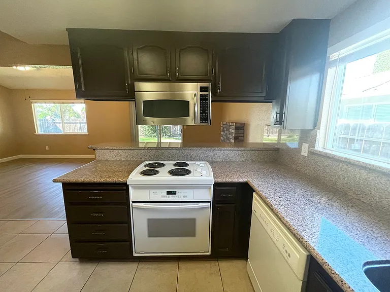 3233 Nightingale Dr — Photo 10