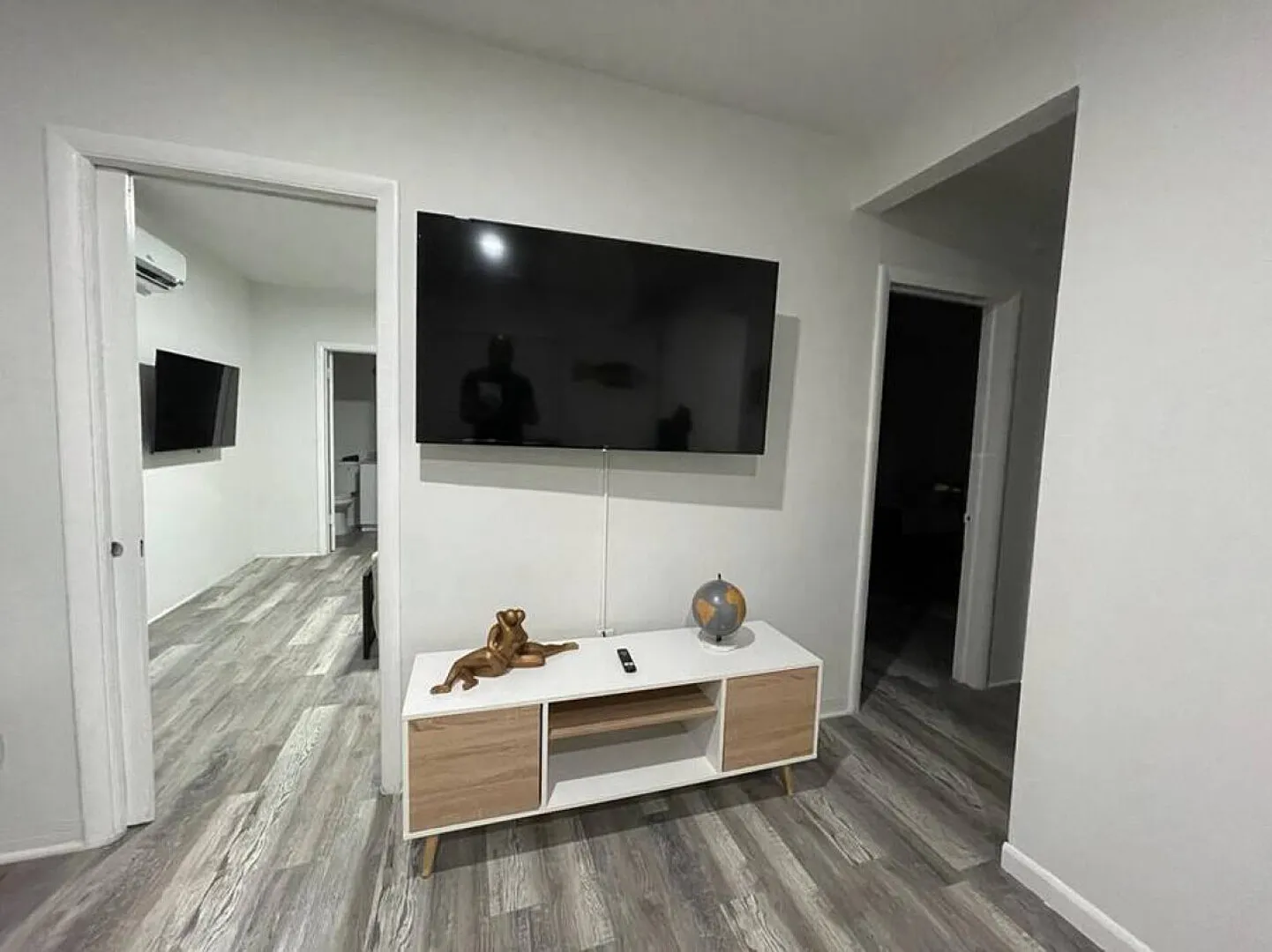 Charming 2 bed/2 bath apt w/patio & parking — Photo 4