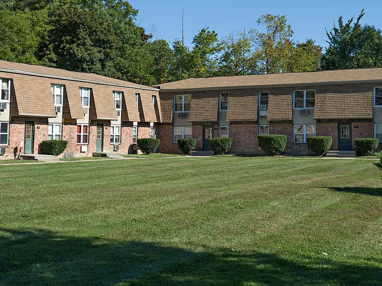 Country Manor Apartments — Photo 12