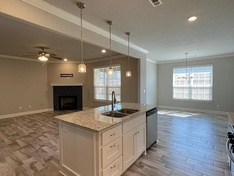 421 Linda Ln — Photo 3