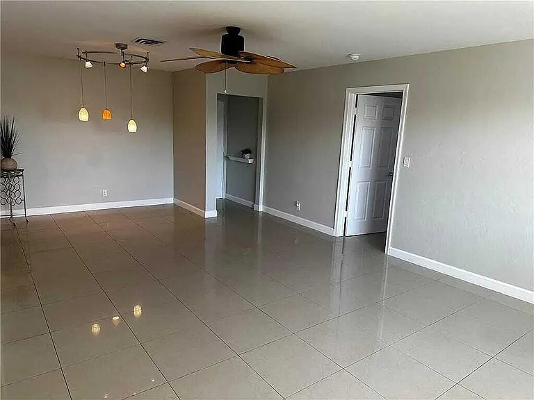 105 S Riverside Dr #303 — Photo 18