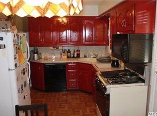 130 Rudolf Rd, Mineola, NY 11501