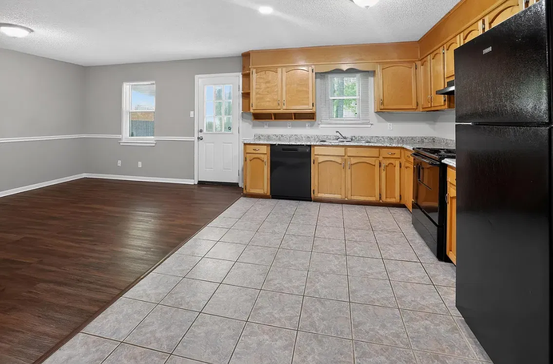 3 bed, 2.0 bath, 1404 sqft, $1,350 — Photo 4
