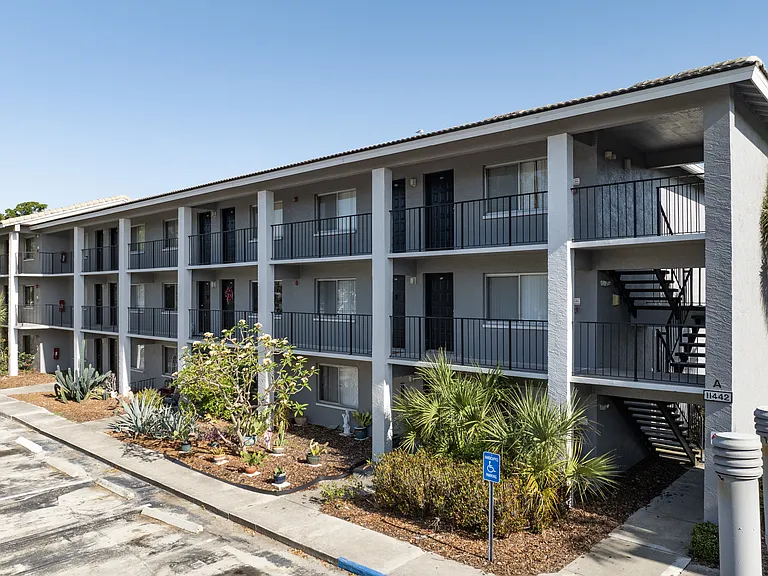 Lakes at Largo Apartments — Photo 6