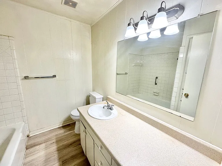 419 W Sycamore St — Photo 14