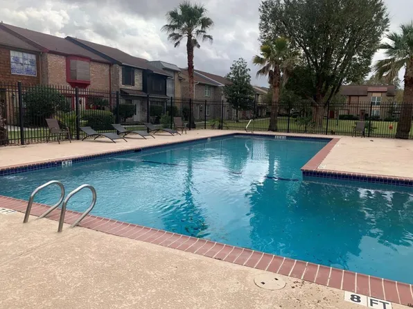 1069 Willow Oaks Cir, Pasadena, TX 77506