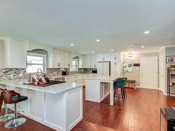 3rd image of 4846 Creekbend Dr