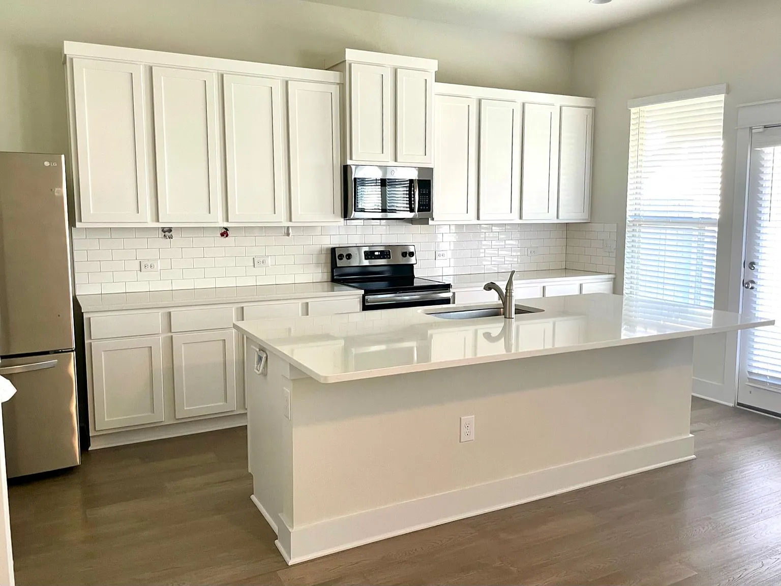 4 bed, 2.5 bath, 1985 sqft, $2,300 — Photo 2