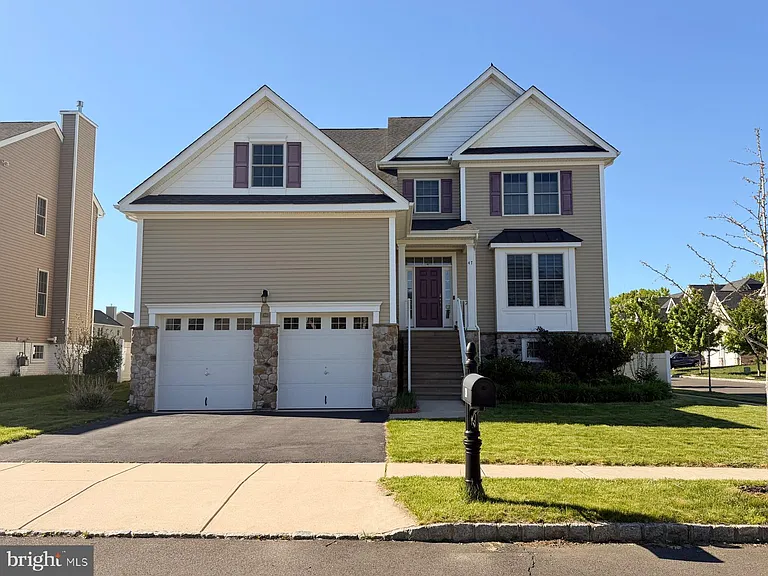 47 Thomas Dr — Photo 1