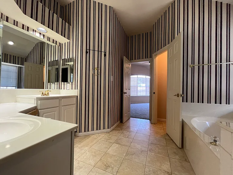 2028 Greenfield Ln — Photo 18