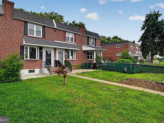 3rd image of 902 Taylor Dr