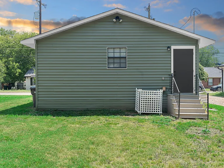 1505 N College St — Photo 40